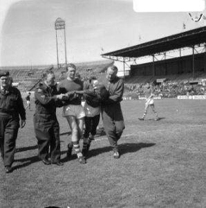 Blauw-Wit tegen Xerxes 1-1, Erwin Sparendam geblesseerd, Bestanddeelnr 919-1700