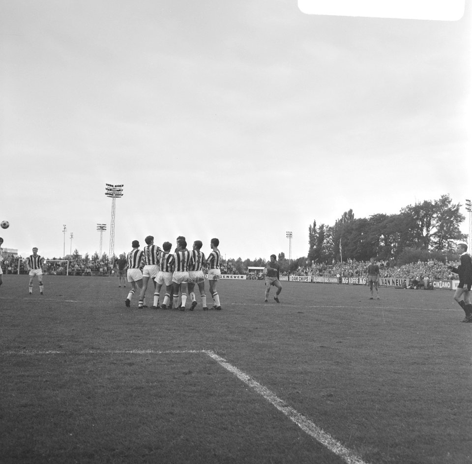 Blauw-Wit tegen Willem II 3-3, muurtje, Bestanddeelnr 922-7468