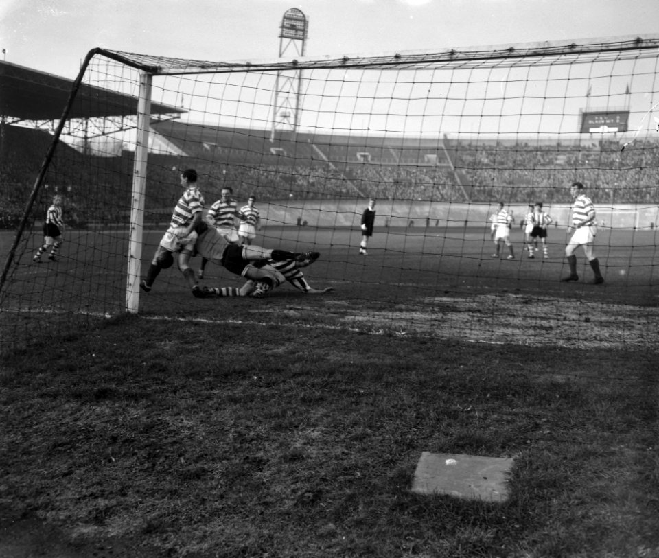 Blauw-Wit PVV 1-1, Van Heeswijk (keeper Blauw-Wit) mist de bal, Bestanddeelnr 910-8391
