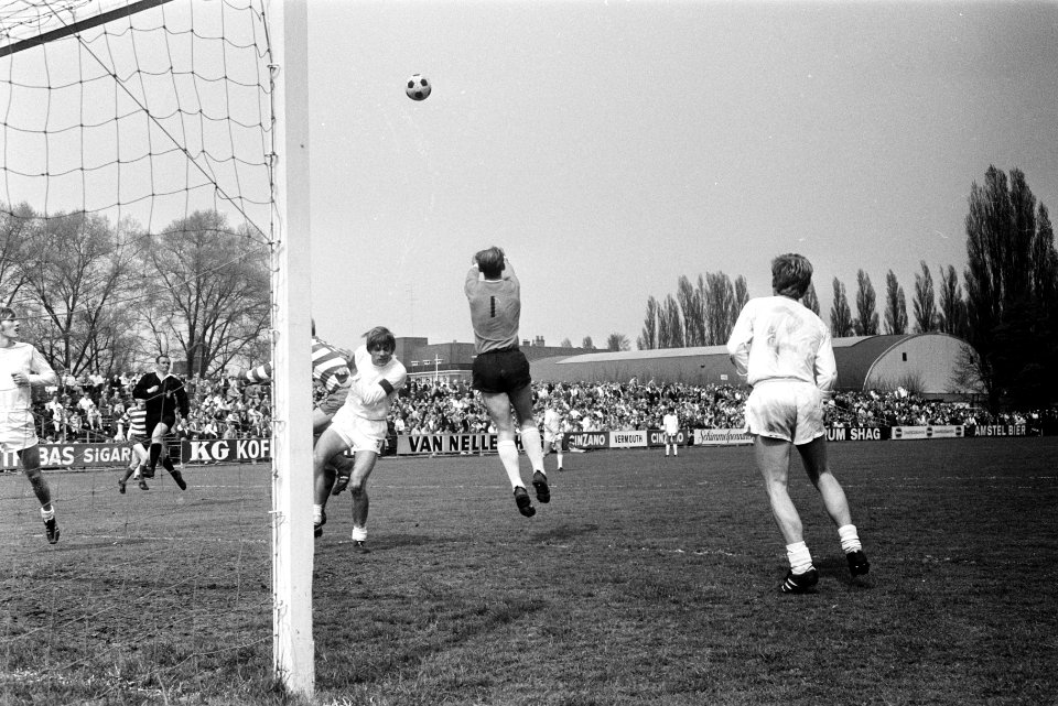 Blauw-Wit tegen Volewijckers 0-1 nr. 6 v.l.n.r. Duits, Meyer, Schemmekes in du, Bestanddeelnr 923-5027