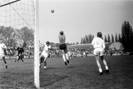 Blauw-Wit tegen Volewijckers 0-1 nr. 6 v.l.n.r. Duits, Meyer, Schemmekes in du, Bestanddeelnr 923-5027