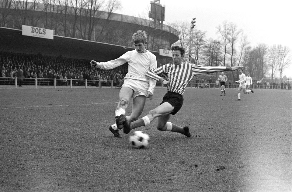 Blauw Wit-Eindhoven 1-0 R. van Breevoort (links) in duel met Eindhovenspeler, Bestanddeelnr 922-2063