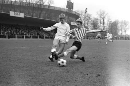Blauw Wit-Eindhoven 1-0 R. van Breevoort (links) in duel met Eindhovenspeler, Bestanddeelnr 922-2063