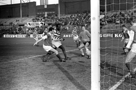 Blauw-Wit tegen SVV 2-2, Sparendam (Blauw-Wit) schiet in, keeper Van der Velde i, Bestanddeelnr 920-1387