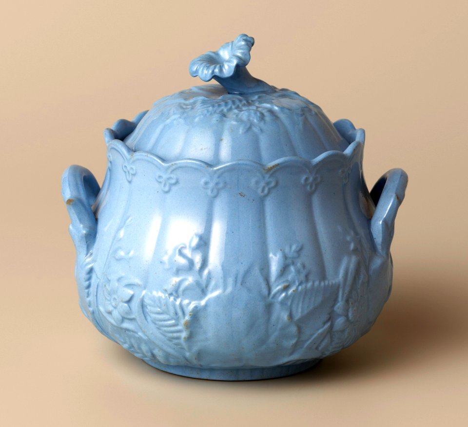 Blauwe suikerpot met reliëfmotief (1860), Petrus Regout & Co