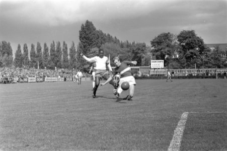 Blauw-Wit tegen Holland Sport 1-0. Erwin Sparendam (links) in duel met Roggeveen, Bestanddeelnr 921-3629 photo