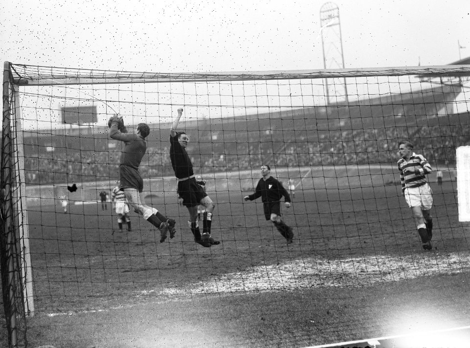 Blauw-Wit tegen HDS 2-4 voetbal, Bestanddeelnr 904-4151