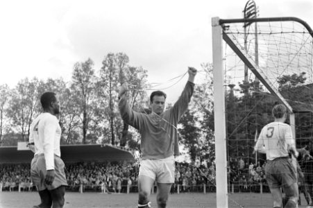 Blauw-Wit tegen Holland Sport 1-0. Keeper Paternotte (BW) ruimt serpenines op, Bestanddeelnr 921-3630