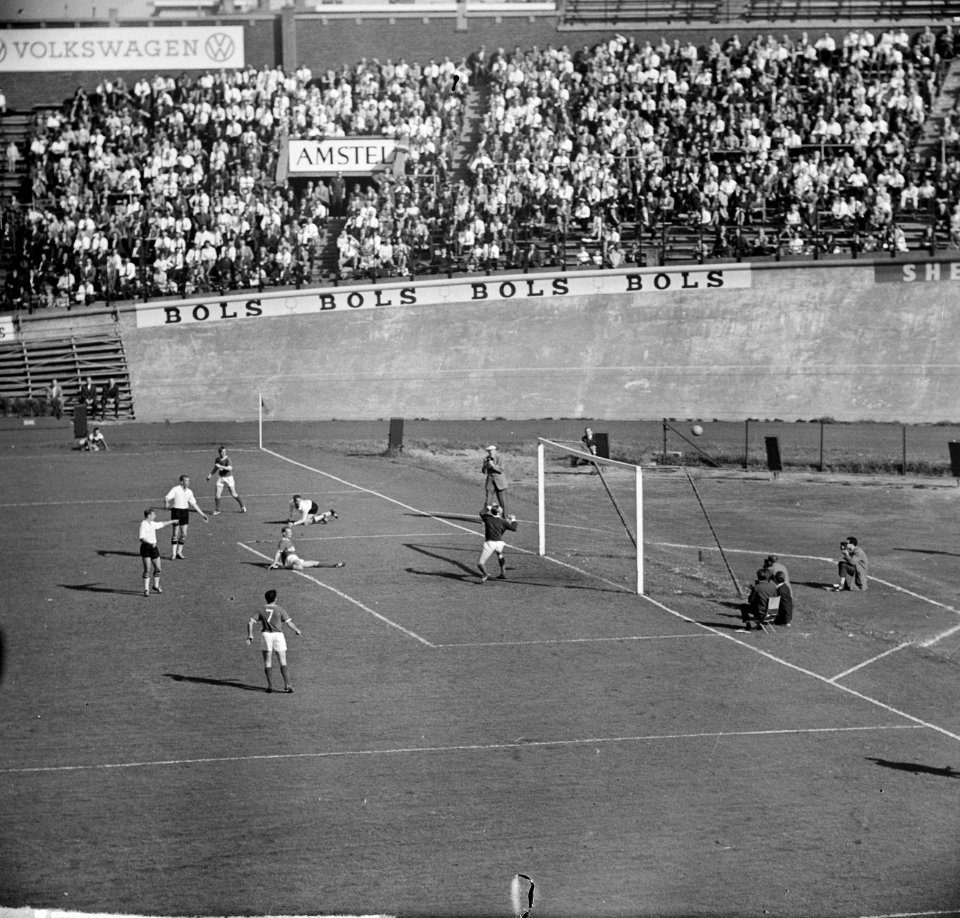 Blauw-Wit tegen NAC 0-2 Koers schiet hoog over Mul (Blauw-Wit) op voorgrond, Bestanddeelnr 915-5270