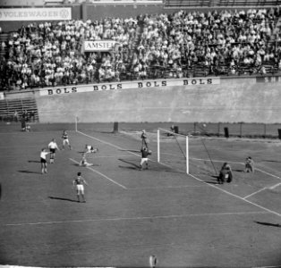 Blauw-Wit tegen NAC 0-2 Koers schiet hoog over Mul (Blauw-Wit) op voorgrond, Bestanddeelnr 915-5270