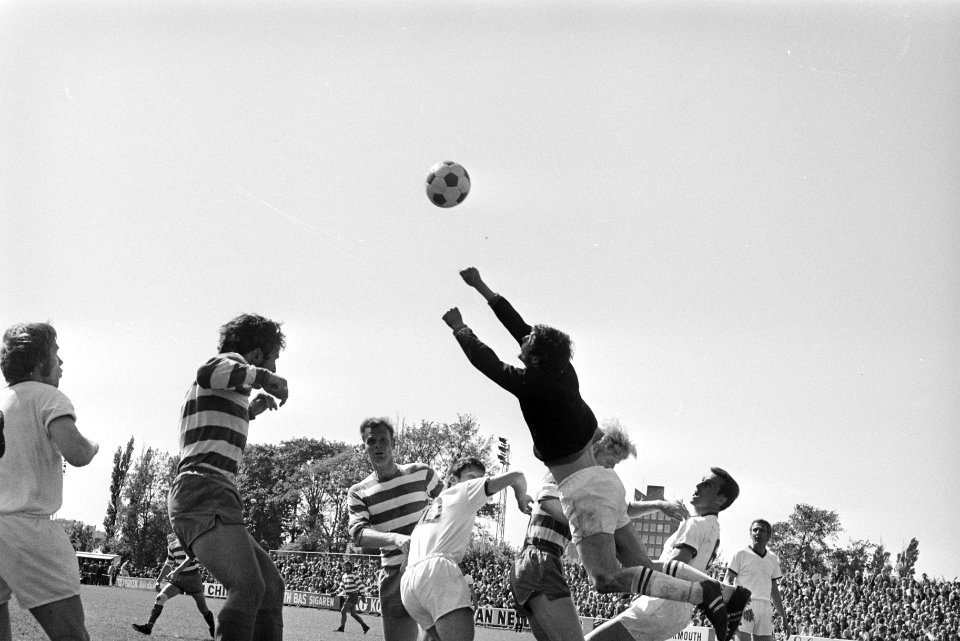 Blauw-Wit tegen DFC 0-0 keeper De Jong (DFC) springt (op rug), Bestanddeelnr 923-5617