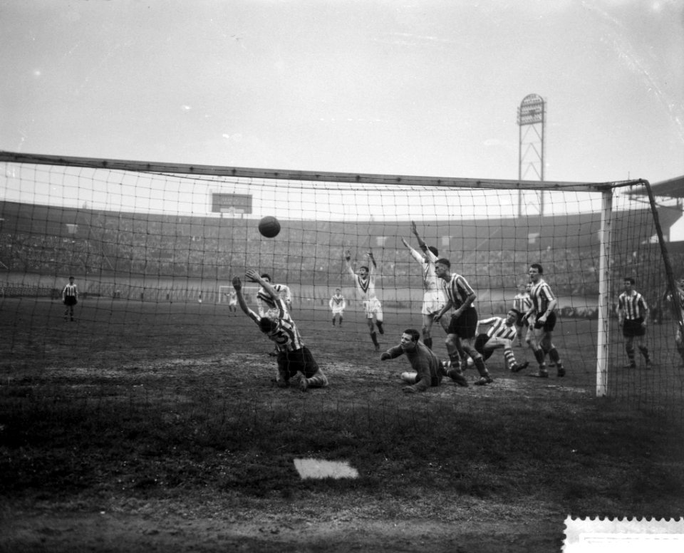 Blauw-Wit tegen Sparta 1-1, v.l.n.r. Zaal, Dahrs, Van de Berg, keeper Van Dijk, , Bestanddeelnr 910-2364
