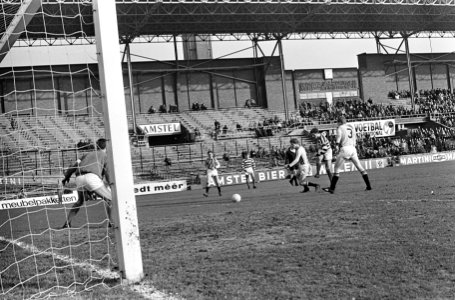 Blauw-Wit tegen Velox 1-0, De Waal (Blauw-Wit) rechts schiet en keeper Ledde is , Bestanddeelnr 920-0447