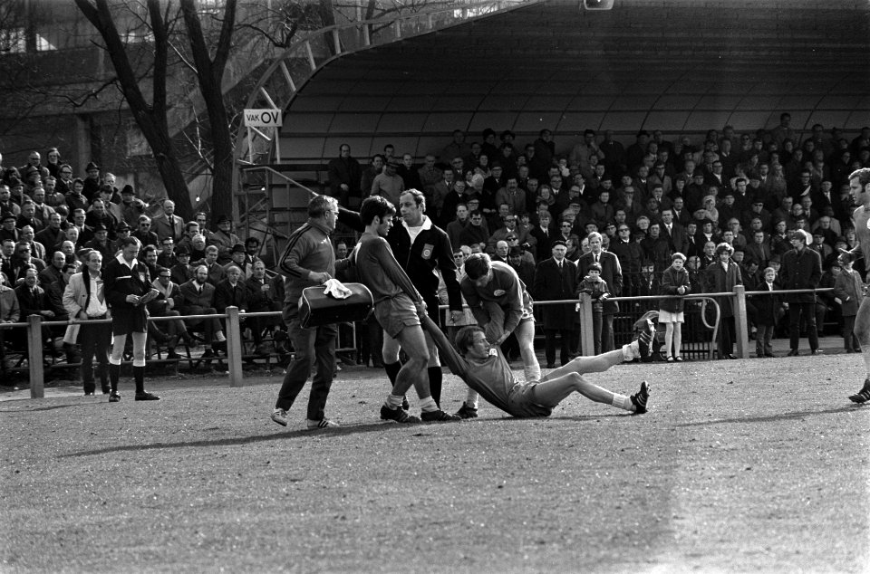 Blauw-Wit tegen De Graafschap 0-0. Koenders wordt van veld gesleept, Bestanddeelnr 923-3742