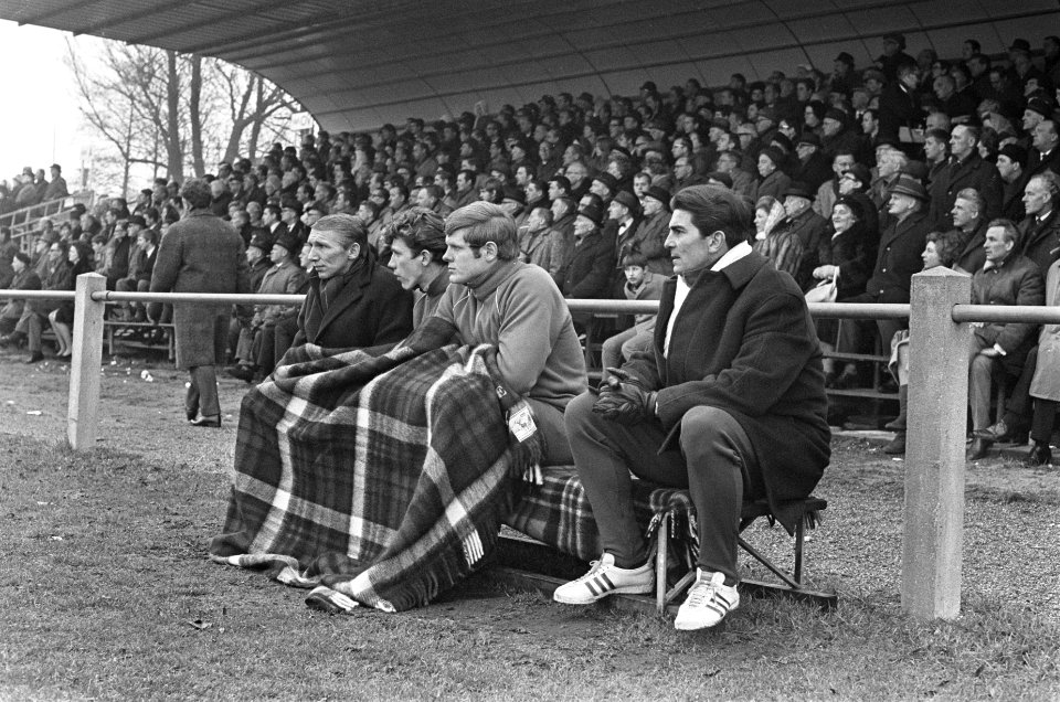 Blauw-Wit tegen Vitesse 0-0, Frans de Munck (trainer Vitesse) op bankje, met res, Bestanddeelnr 921-0474