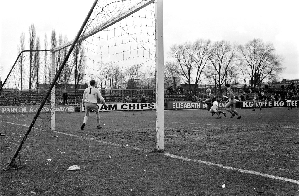 Blauw-Wit tegen Cambuur 0-1. Muller in duel met keeper Nasman van Cambuur, Bestanddeelnr 923-4068