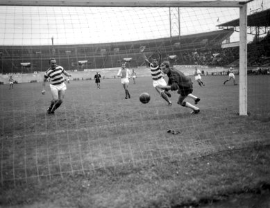 Blauw-Wit tegen Volewijckers 3-3, Hans Verhagen (Blauw-Wit) scoort Cor van der G, Bestanddeelnr 916-8493