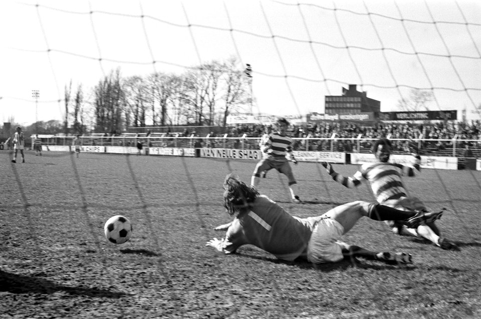 Blauw-Wit tegen Wageningen 1-0 Sumter (rechts) en keeper Drost in actie, Bestanddeelnr 925-5147
