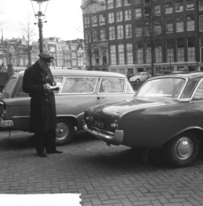 Blauwe zone tussen Vijzelstraat en Leidsestraat aan onevenzijde, parkeerwacht co, Bestanddeelnr 916-3051