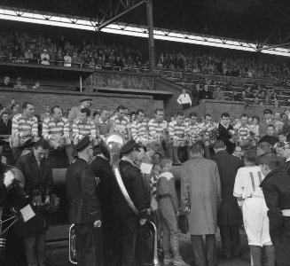 Blauw-Wits huldiging in het Olympisch Stadion Elftal op eretribune, Bestanddeelnr 912-5302