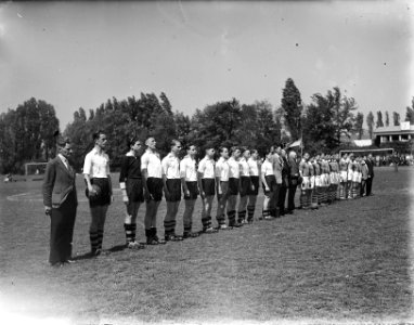 Blauw-Wit toernooi. Twee teams staan aangetreden voor de wedstrijd, Bestanddeelnr 902-7508