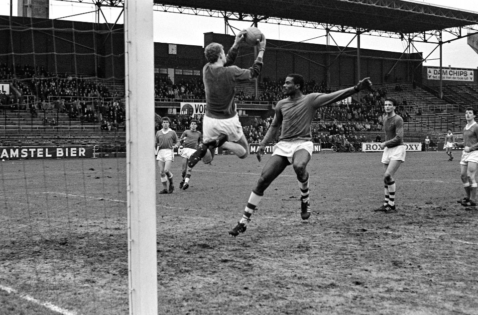 Blauw-Wit tegen Volendam 1-1, in duel met Blauw Wit keeper, Bestanddeelnr 918-7318