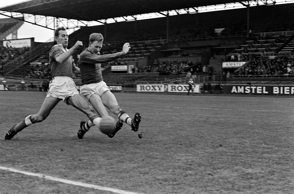 Blauw-Wit tegen Volendam 1-1, Kramer (links) van Blauw-Wit in duel met Karregat , Bestanddeelnr 918-7317