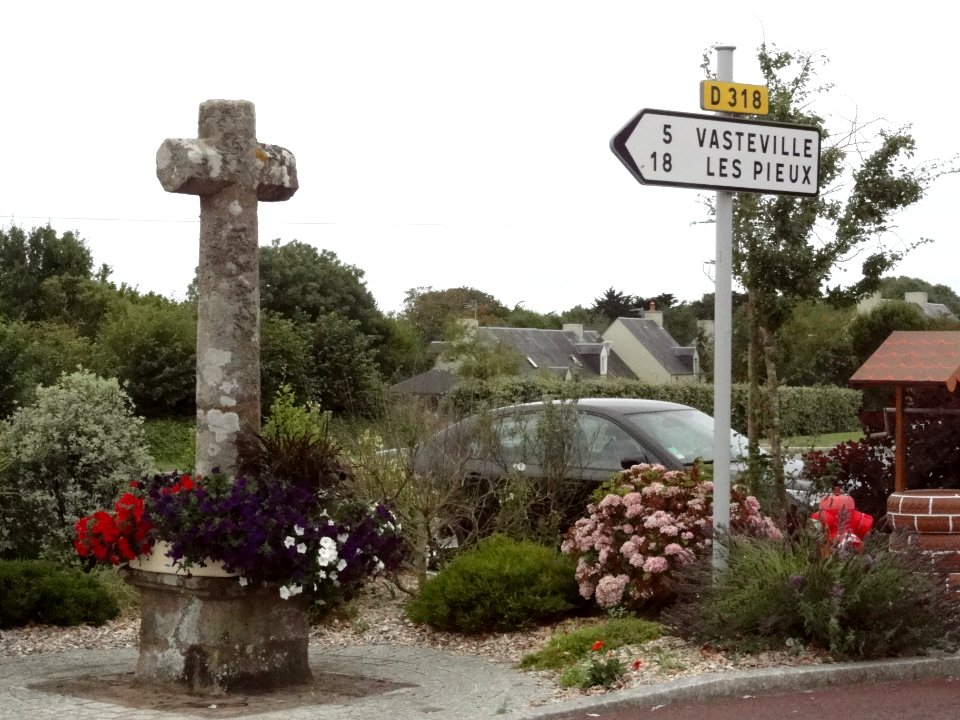 Biville (Manche) croix de chemin au bourg (02)
