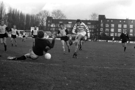Blauw-Wit tegen Veendam 2-0, doelpunt van Frans Kramer Blauw-Wit (r), Bestanddeelnr 925-1645