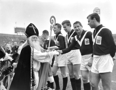 Blauw-Wit tegen Sportclub Enschede 1-1 Sinterklaas geeft Helmut Rath chocoladel, Bestanddeelnr 913-2503