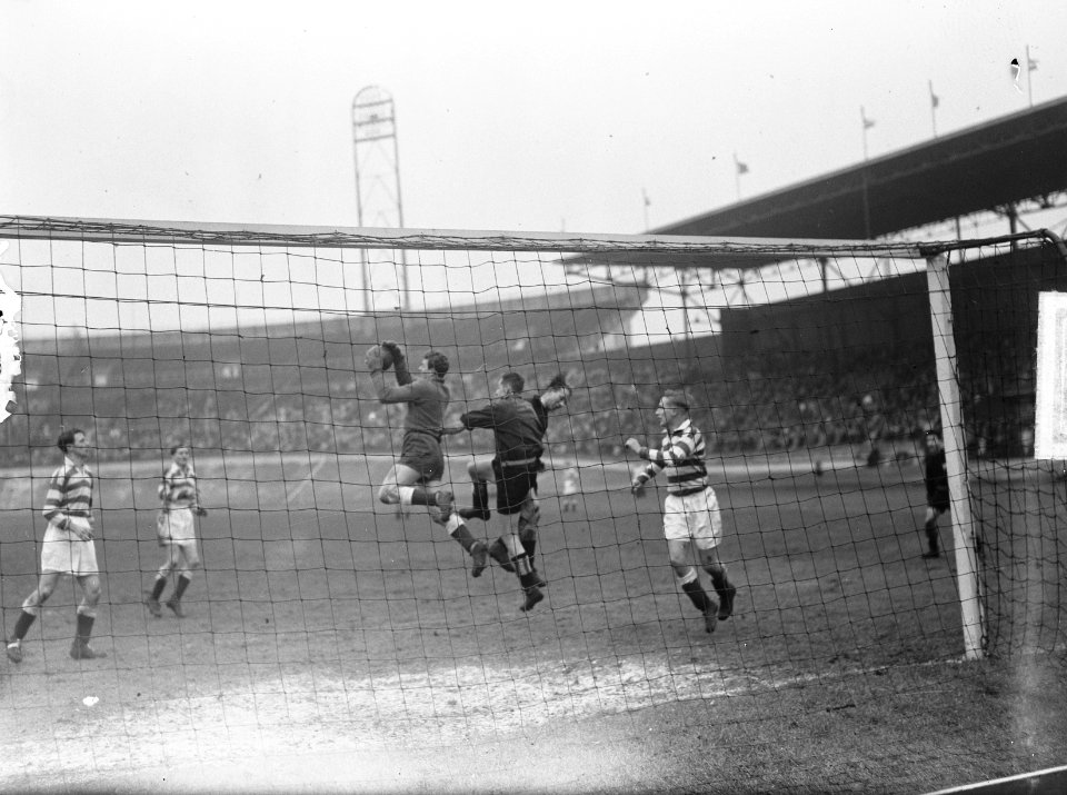 Blauw-Wit tegen HDS 2-4 voetbal, Bestanddeelnr 904-4150