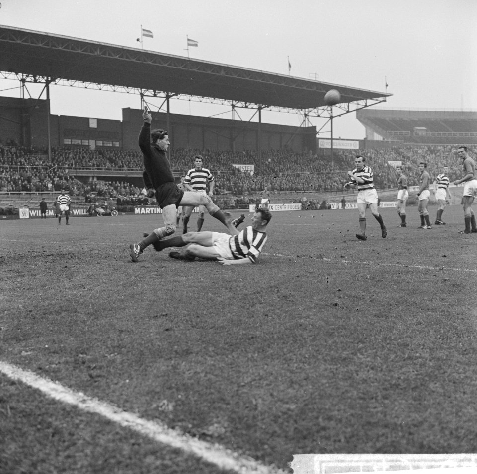 Blauw-Wit tegen Volendam 5-0, doelman Keizer, op grond Koers er achter Couperus, Bestanddeelnr 914-5204