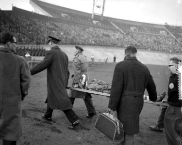 Blauw-Wit-PSV 1-1, Wiersma (PSV) gewond, Bestanddeelnr 910-8389
