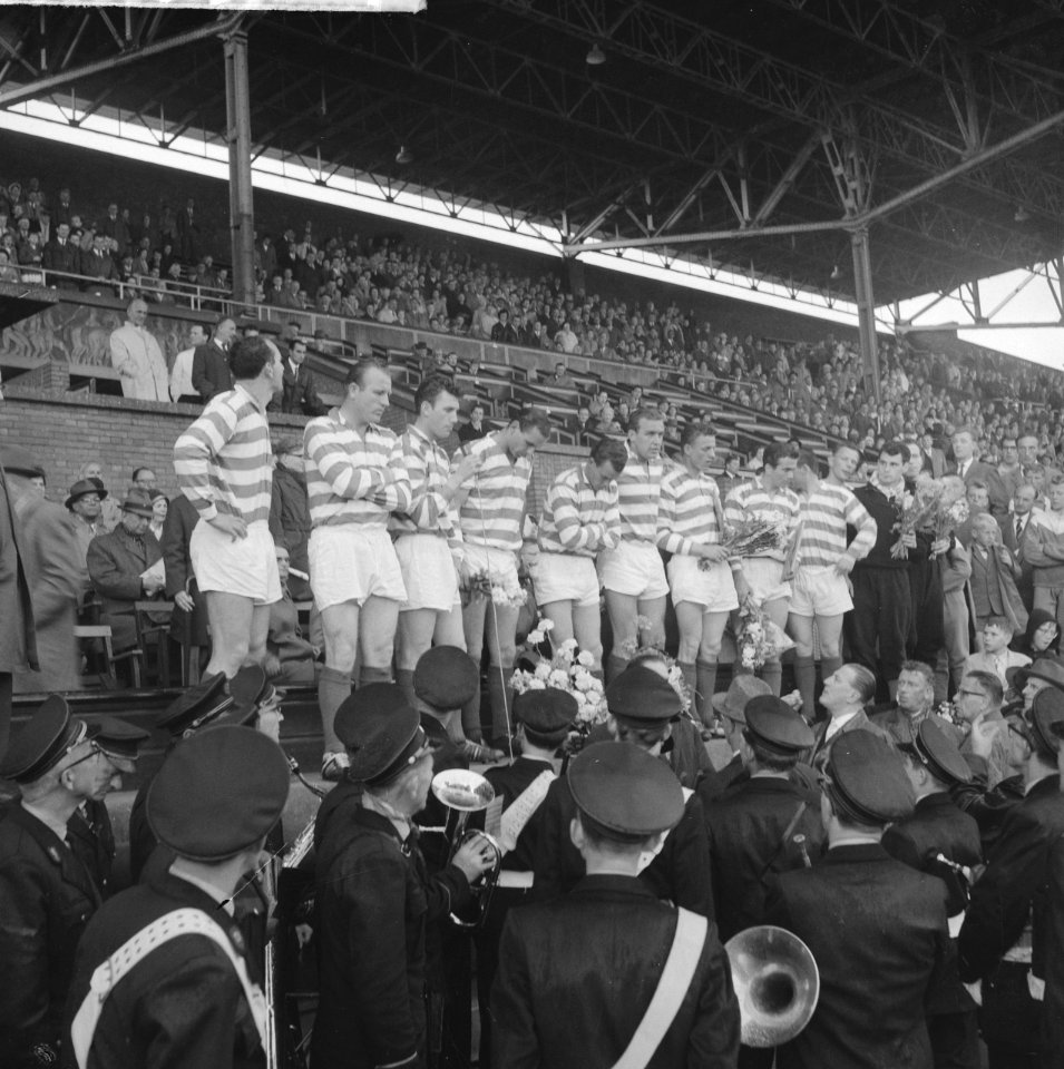 Blauw-Wits huldiging in het Olympisch Stadion Elftal op eretribune, Bestanddeelnr 912-5300