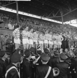 Blauw-Wits huldiging in het Olympisch Stadion Elftal op eretribune, Bestanddeelnr 912-5300
