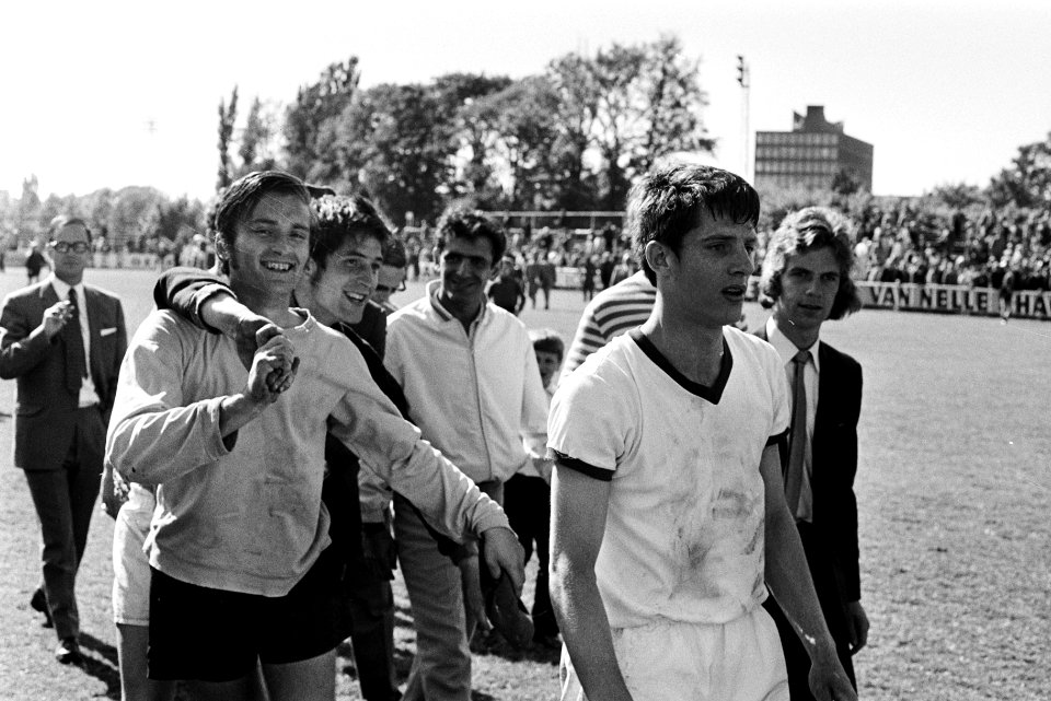 Blauw-Wit tegen DFC 0-0 DFC blijft in eerste divisie. Links Keeper Boomgaard v…, Bestanddeelnr 923-5619