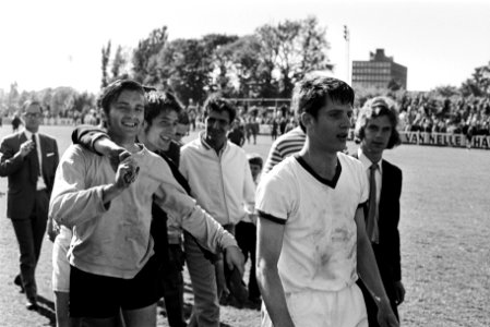 Blauw-Wit tegen DFC 0-0 DFC blijft in eerste divisie. Links Keeper Boomgaard v…, Bestanddeelnr 923-5619