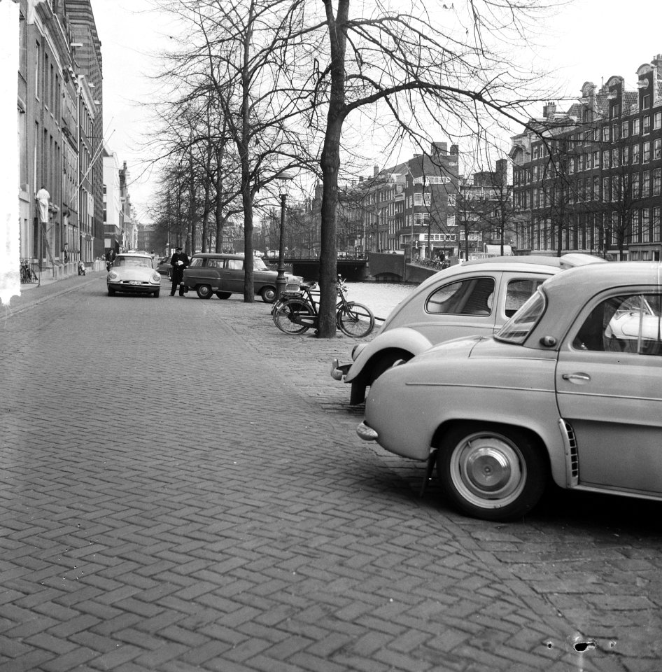 Blauwe zone tussen Vijzelstraat en Leidsestraat aan onevenzijde, op de gracht wa, Bestanddeelnr 916-3049