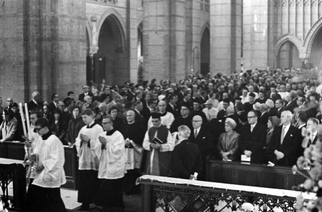 Bisschop mgr. drs. Zwartkruis bij het betreden van de kerk, Bestanddeelnr 919-6869