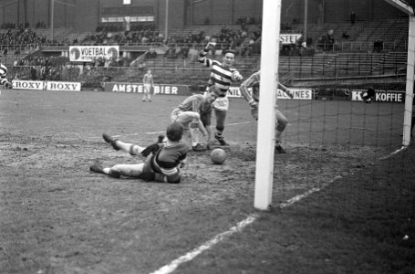 Blauw-Wit tegen Cambuur 5-2, aanval Blauw-Wit, Arie de Out juicht maar tevergeef, Bestanddeelnr 918-9082