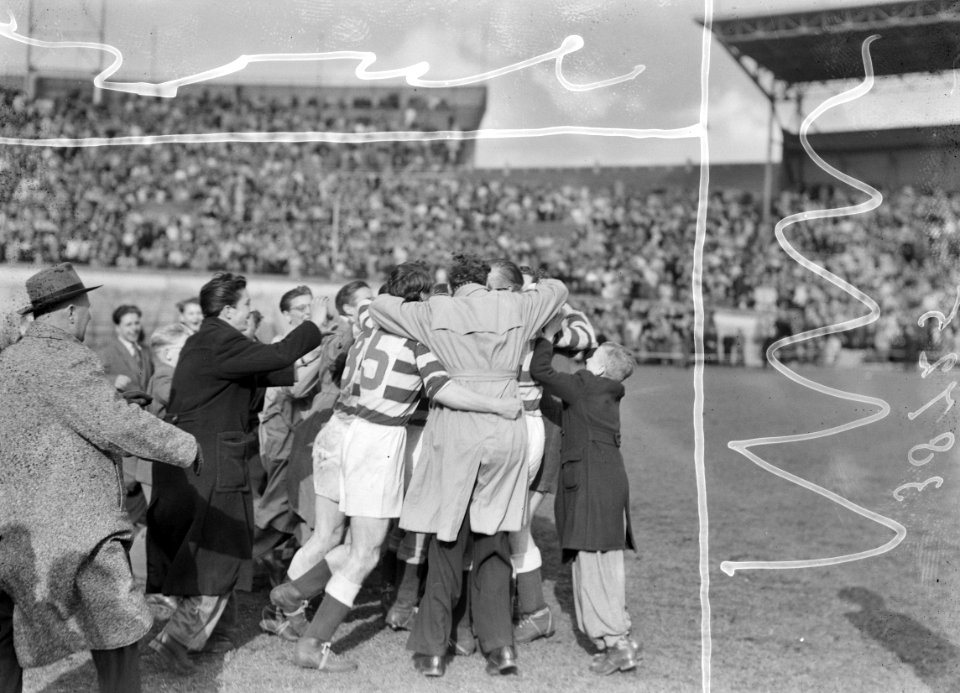 Blauw-Wit tegen WSV, spelers omarmen elkaar, Bestanddeelnr 903-8725