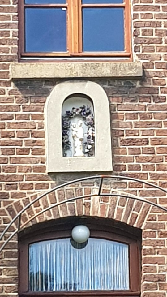 Bissen-Mariabeeldje in gevel Dal Bissenweg 12 (4)