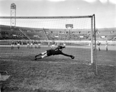 Blauw-Wit tegen MVV 3-1. Doelman Körver (MVV) in actie bij een penalty, Bestanddeelnr 913-4510