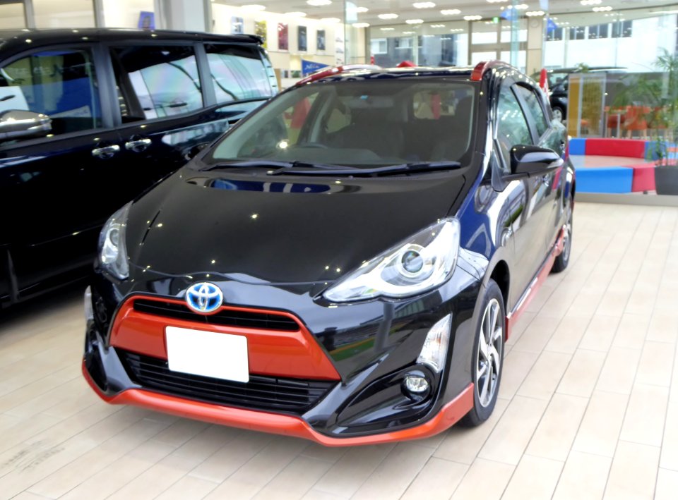 Black Toyota AQUA X-URBAN (NHP10) front