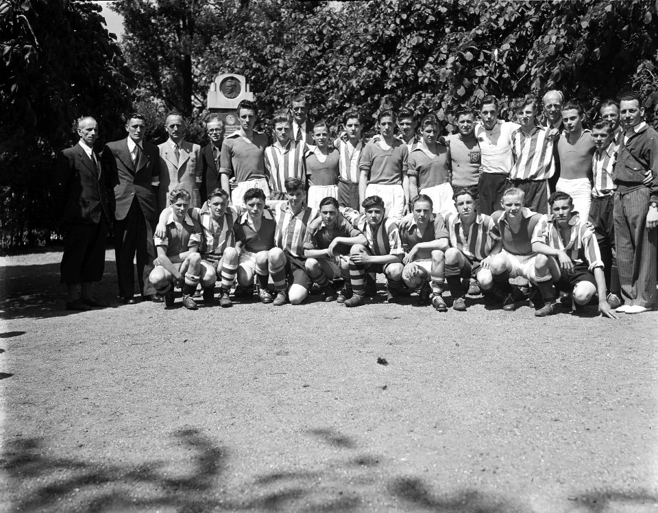 Blauw-Wit toernooi. Elftalfoto van twee teams, Bestanddeelnr 902-7510