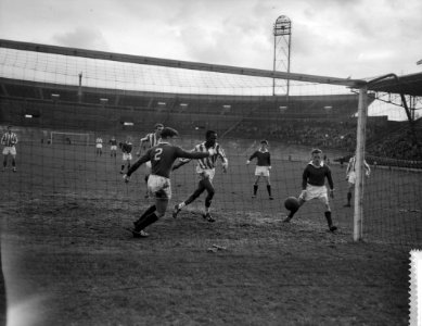Blauw-Wit tegen Rapid JC 1-2, Scheidsrechter Aalbrecht omringd door Rapidspelers, Bestanddeelnr 910-1698