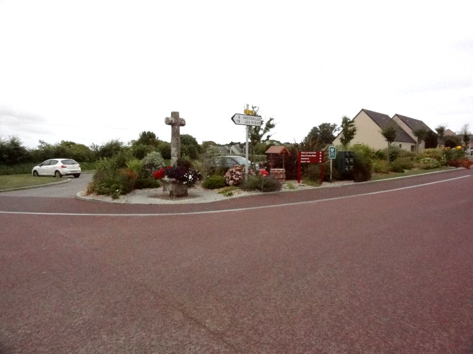 Biville (Manche) croix de chemin au bourg (01)