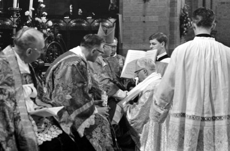 Bisschop mgr. drs. Zwartkruis tijdens de inwijding, Bestanddeelnr 919-6863