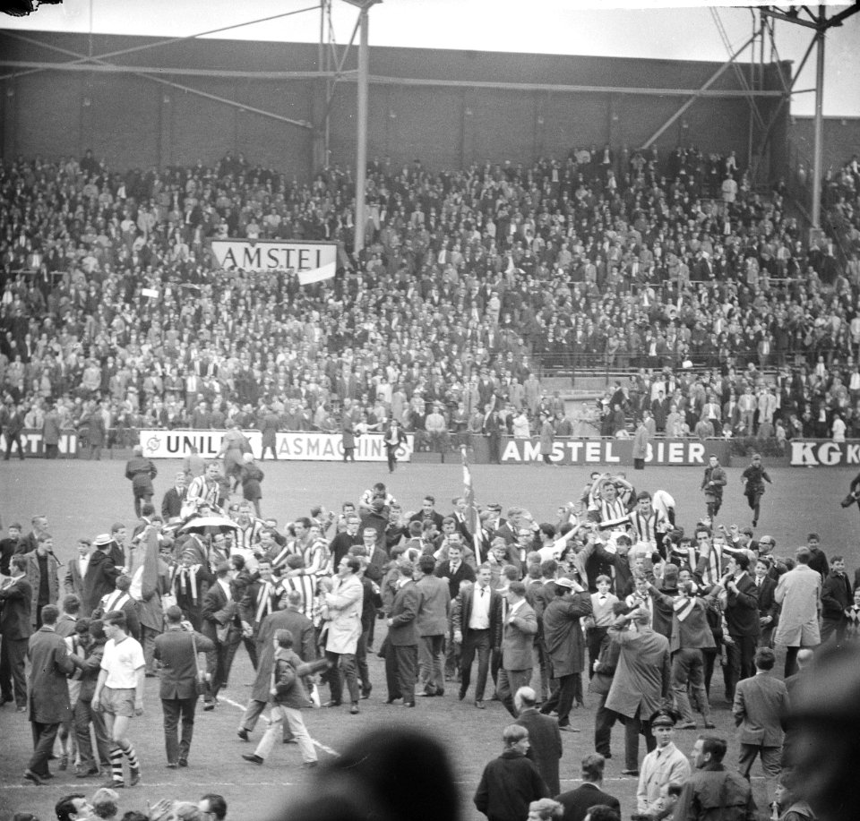Blauw-Wit tegen Willem II 1-4, supporters Willem II dragen hun favorieten op de , Bestanddeelnr 917-7179