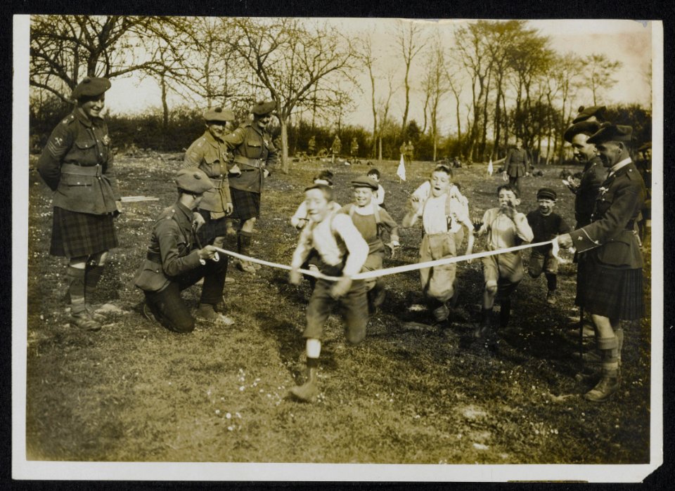 Black Watch hold sports whilst resting. A race for French children is never forg, Bestanddeelnr 158-1070